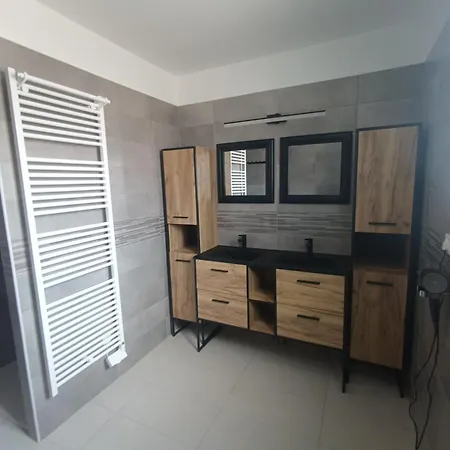 Le Cubry بيت للعطل *